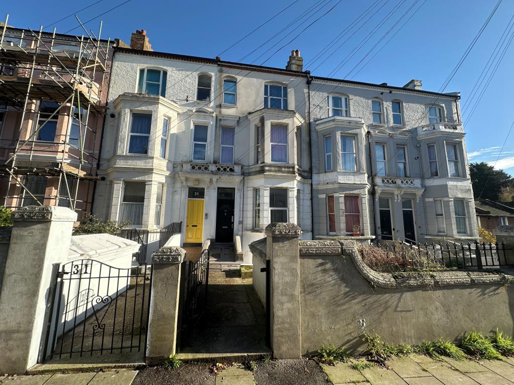 Lot: 137 - ONE-BEDROOM BASEMENT FLAT WITH OUTSIDE SPACE - Outside of Property